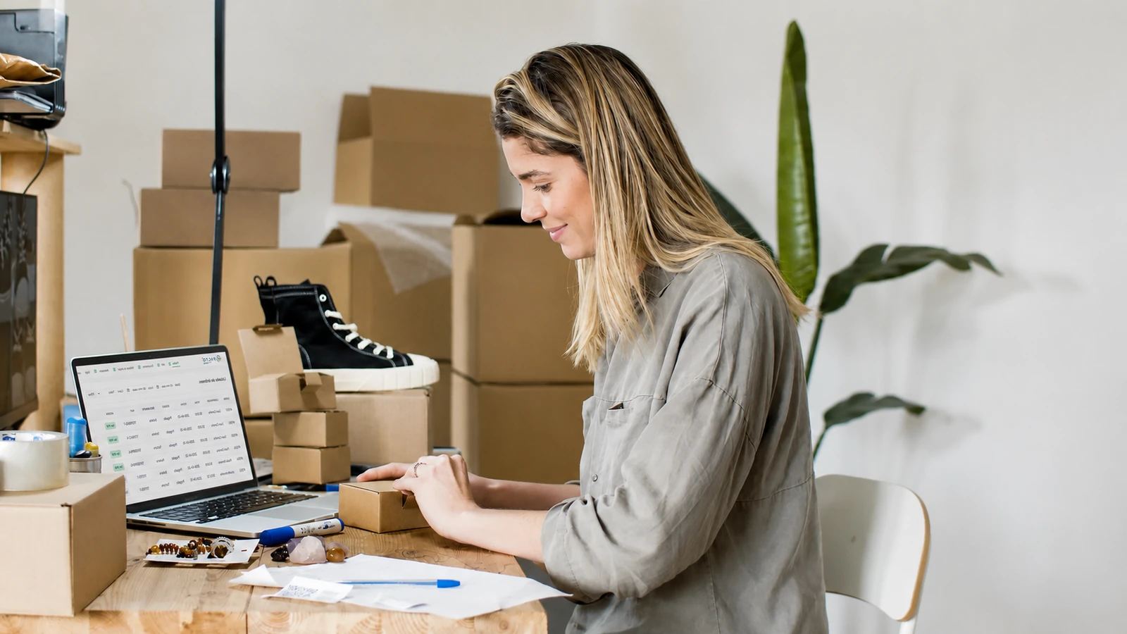 Persona empacando un pedido para envío online